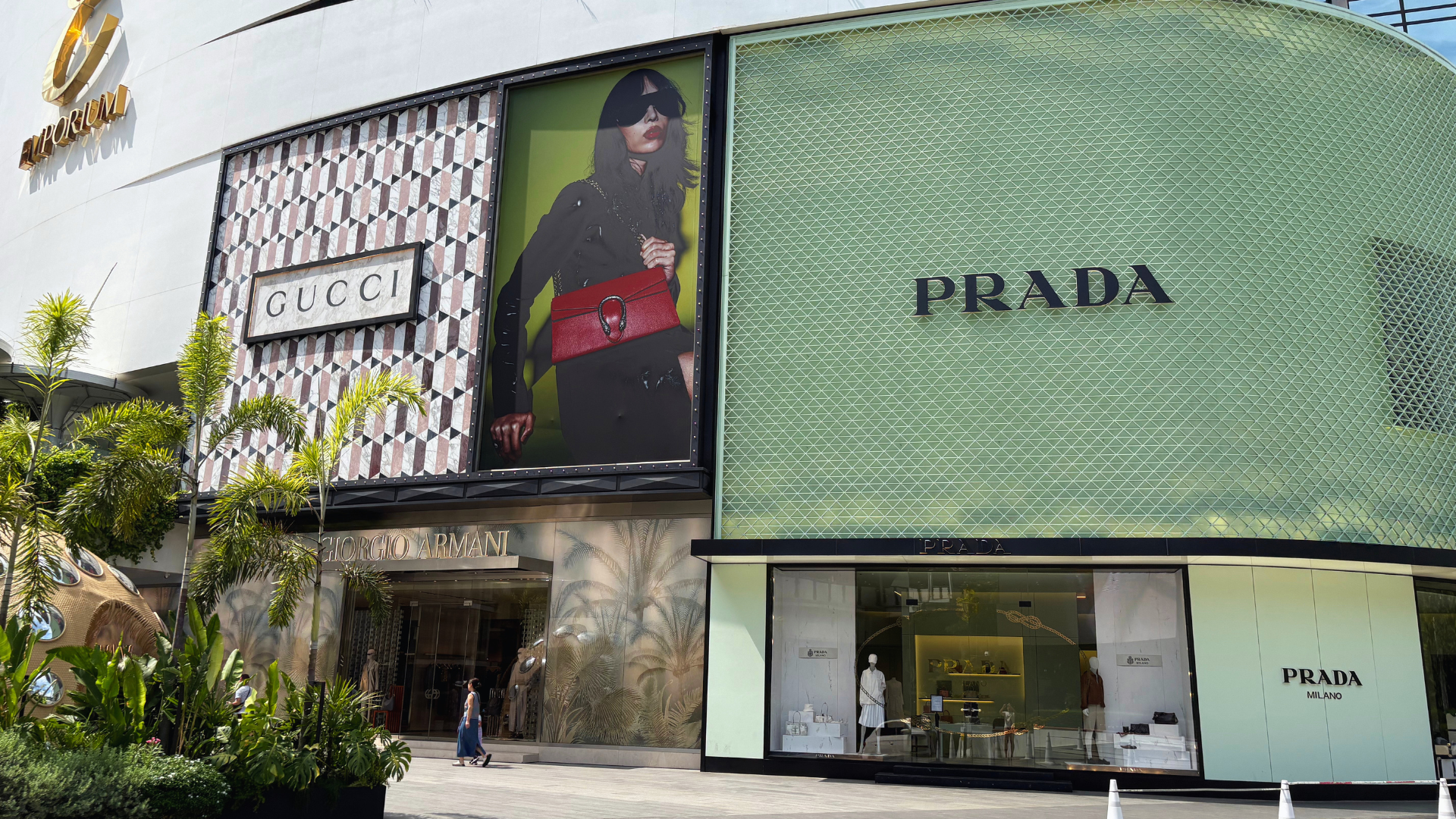 BTS プロンポン駅 エンポリアムデパート PRADAとARMANIの店舗前(屋外) ご集合